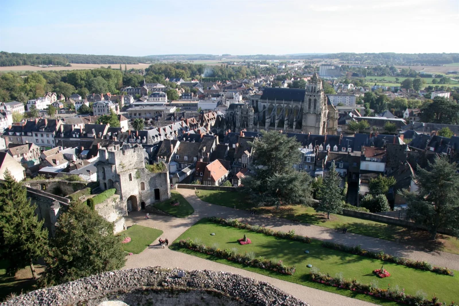 Vue générale de Gisors depuis le château, avec l'église Saint-Gervais-Saint-Protais en arrière-plan