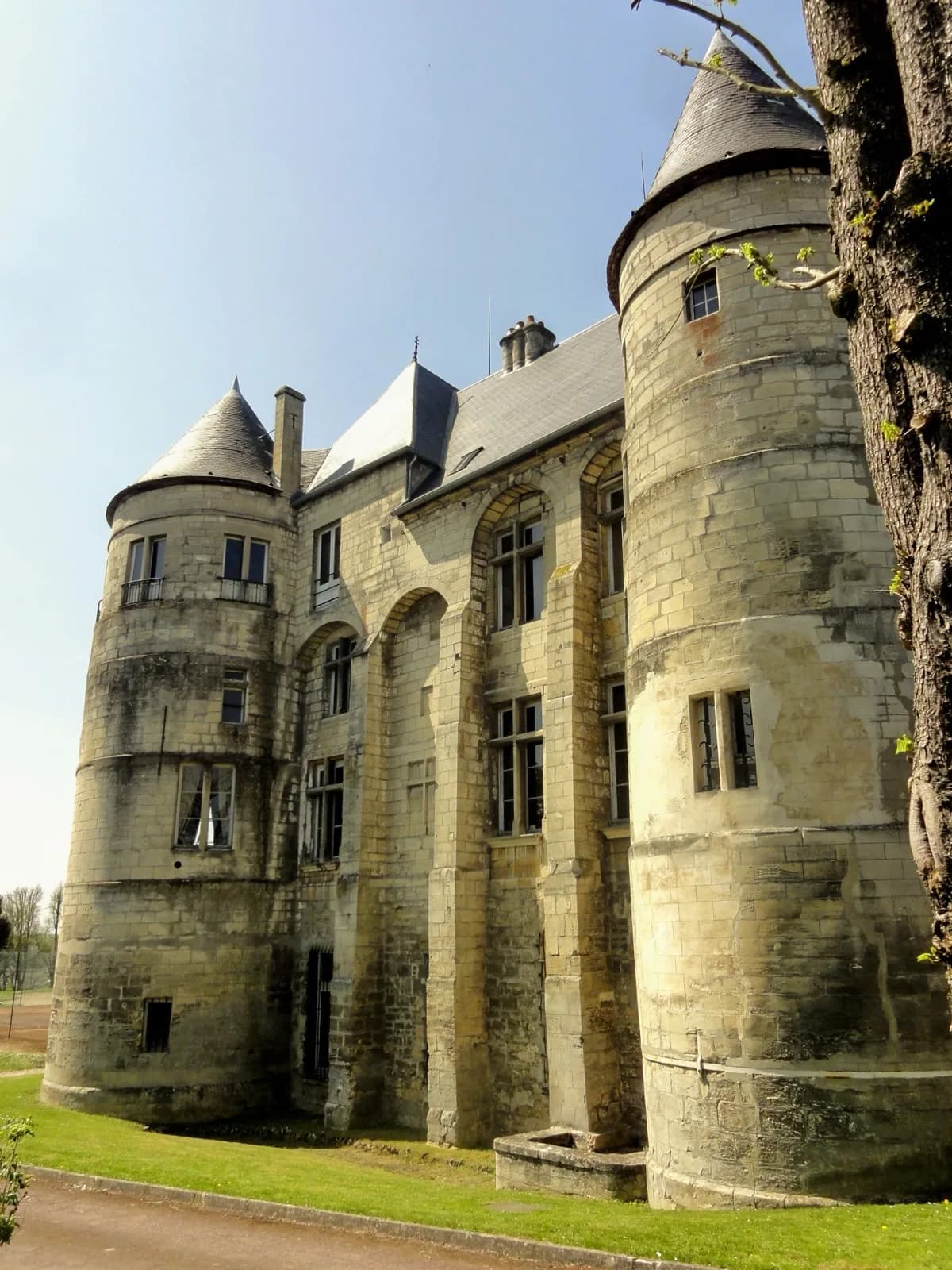 Château de Montataire, monument médiéval qui surplombe la vallée de l'Oise